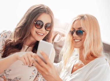 şehirde eğleniyor arkadaşlar