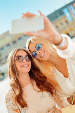 Arkadaşlar selfie çekiyor.