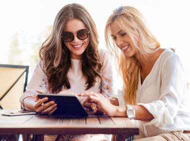 Arkadaşlar eğleniyor.