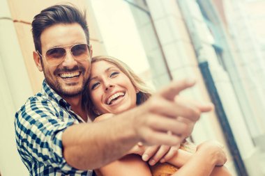 Çiftler eğleniyor. 