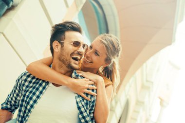 Çiftler eğleniyor.