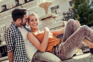 çekici genç bir çift aşık