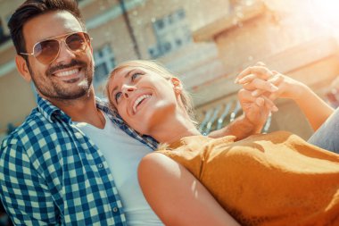 Bir mutlu gülen çift şehir.