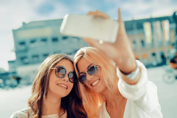 Mooie lachende meisjes maken selfie — Stockfoto