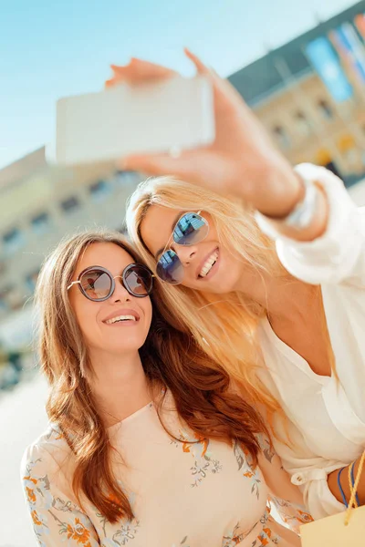 Přátelé dělají selfie — Stock fotografie