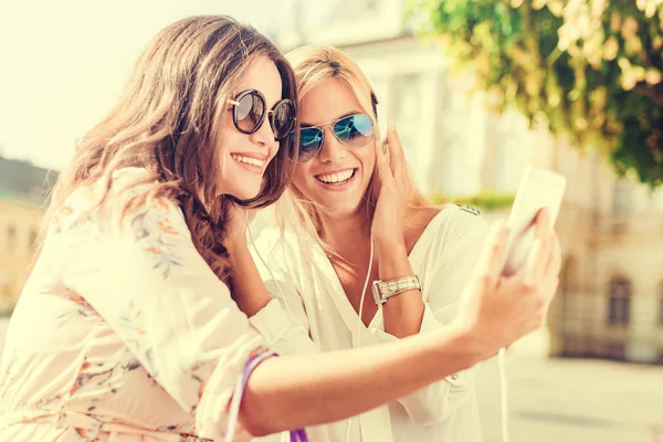 Amici che fanno selfie — Foto Stock