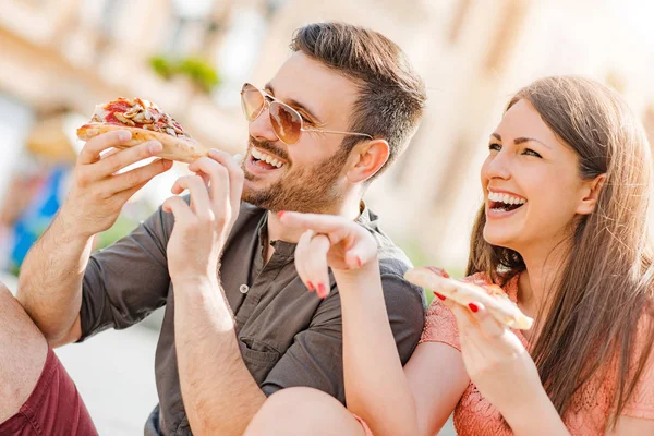 Pareja comiendo pizza — Foto de Stock