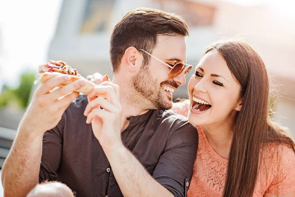 Couple manger pizza snack à l'extérieur — Photo