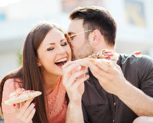 Pareja comiendo pizza snack al aire libre — Foto de Stock