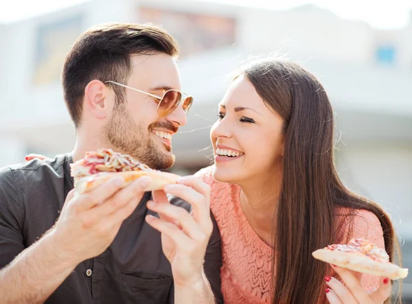 Couple manger une pizza — Photo