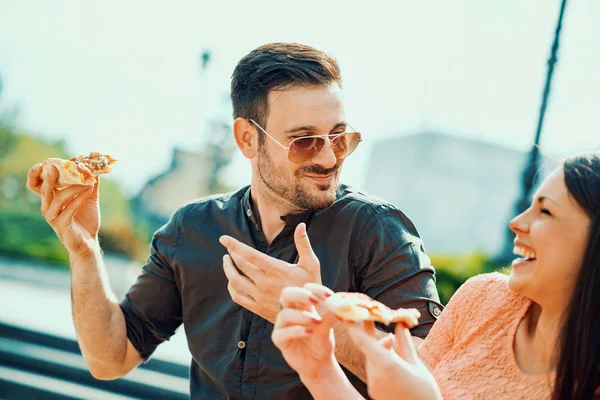 Happy couple eating pizza — Stock Photo, Image