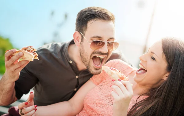Paar teilt sich Pizza — Stockfoto