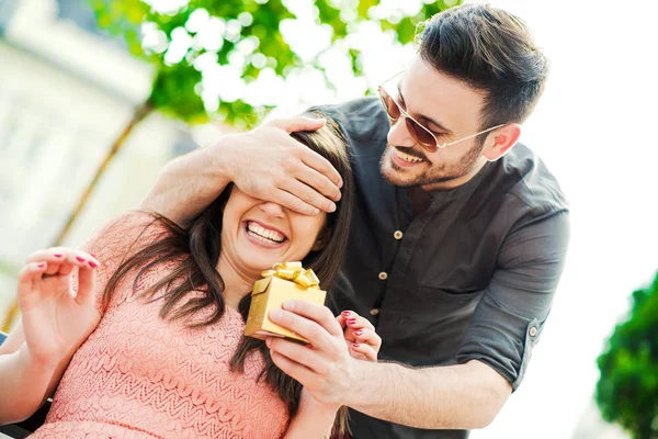 Sorpresa! Fidanzato sorpreso la sua ragazza — Foto Stock