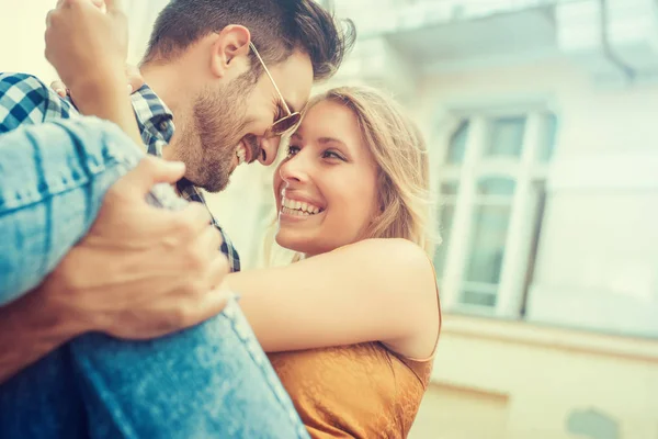 Unga lyckliga par kramar och skratt — Stockfoto