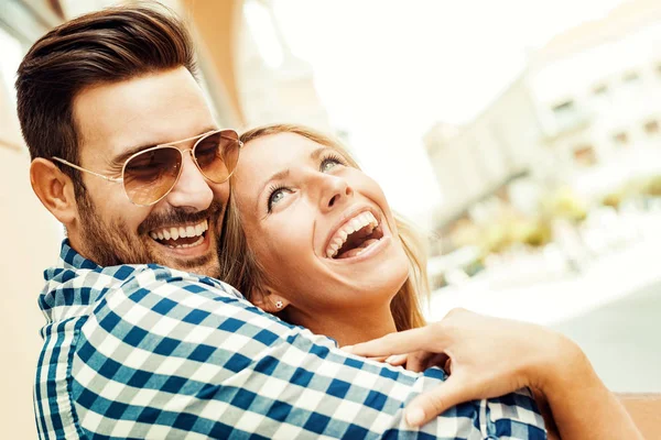 Feliz pareja enamorada — Foto de Stock