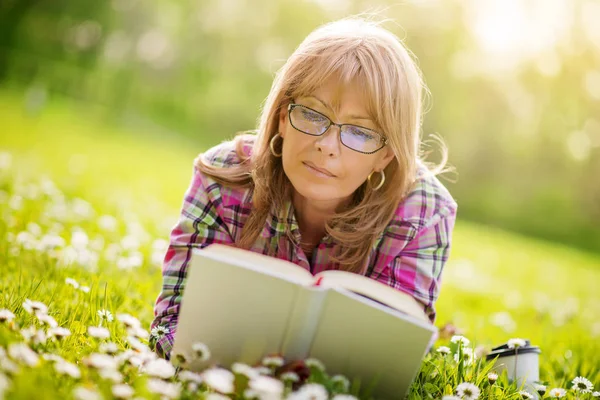 Mujer leyendo al aire libre —  Fotos de Stock
