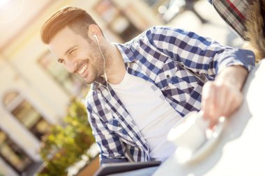 Kafede oturan ve zevk genç adam