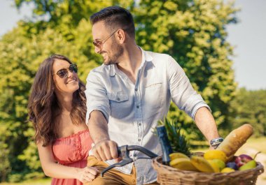 Parktaki mutlu çift.