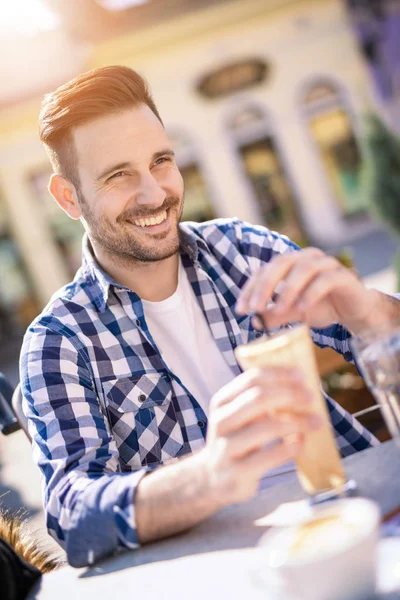 Porträt eines lächelnden jungen Mannes — Stockfoto