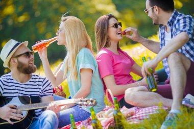 Arkadaşlar eğleniyor. 