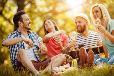 Arkadaşlar eğleniyor.