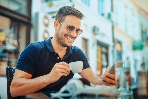 Entspannung im Café — Stockfoto