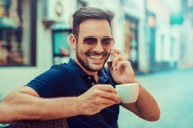 Kahve molası. Bir kafede oturan genç adam