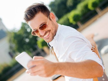 Yakışıklı bir gencin portresi.