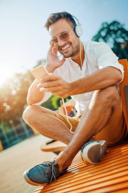 Gülümseyen genç adamın portresi