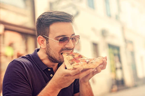 Hombre comiendo pizza — Foto de Stock