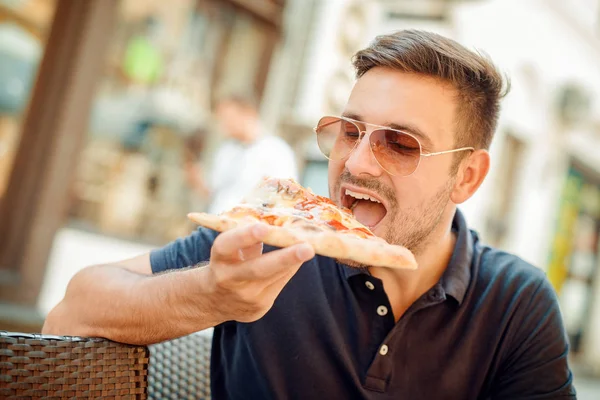 Hombre comiendo pizza snack al aire libre — Foto de Stock