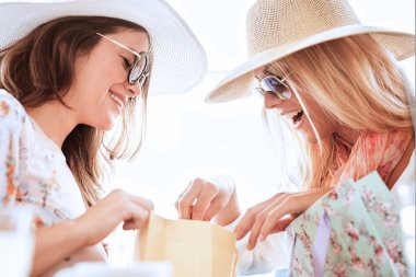 Yeni alımlarını birbirleriyle paylaşan iki genç kadın