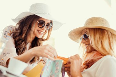 Büyük alışveriş. İki genç kadın kahve molası