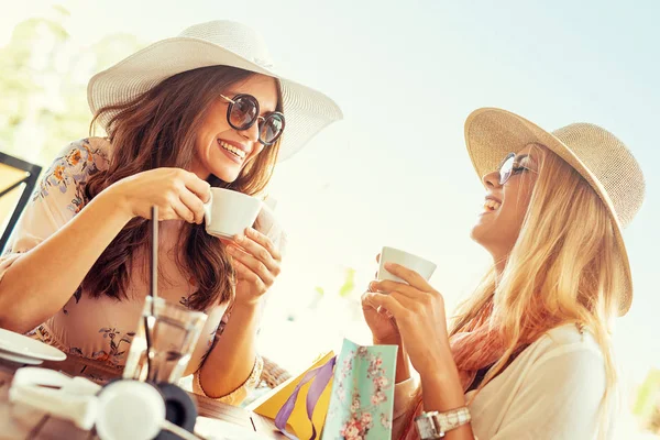 Bra shopping. Två unga kvinnor att ha kaffepaus. — Stockfoto