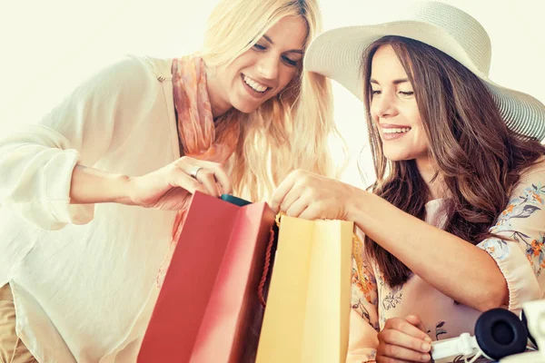 Büyük satış! Kadınlar alışveriş.