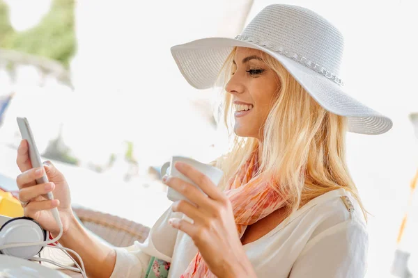 Mulher usando seu telefone celular e ouvir música — Fotografia de Stock