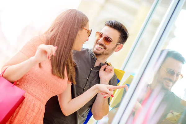 Pareja con bolsas de compras —  Fotos de Stock