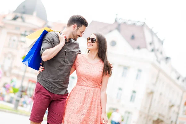 Paar beim Einkaufen — Stockfoto