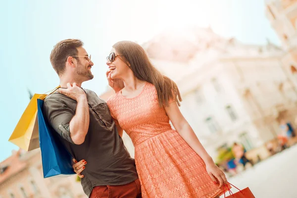 Couple dans le shopping — Photo