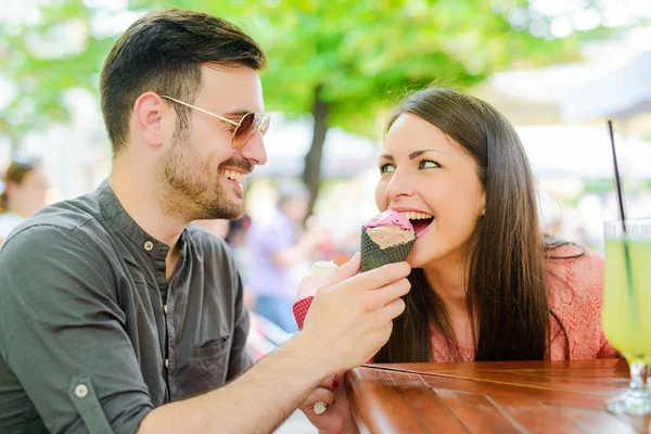 Allegro coppia mangiare gelato — Foto Stock