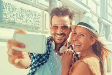 Mutlu çift selfie çekiyor..