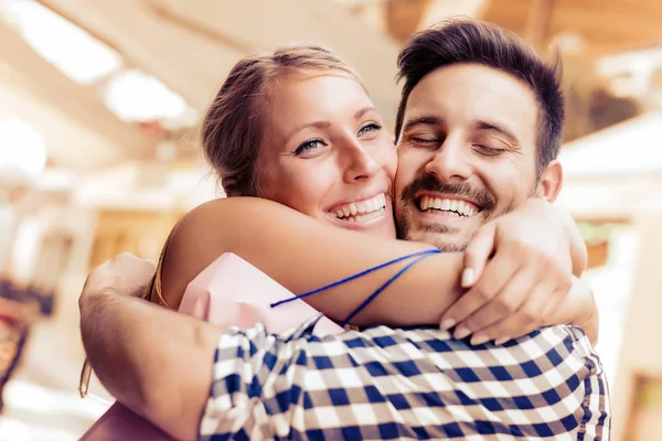 Couple joyeux dans le shopping — Photo