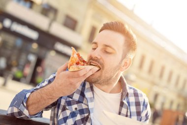man yemek pizza
