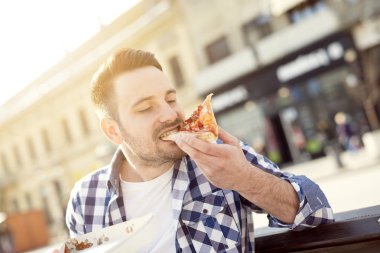 Adam yemek pizza aperatif açık havada