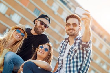 Gençlerin grup selfie alarak neşeli