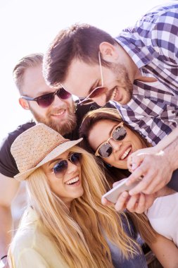 Arkadaşlar dışarıda eğleniyor.