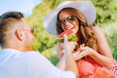 Pikniğe giden çift.