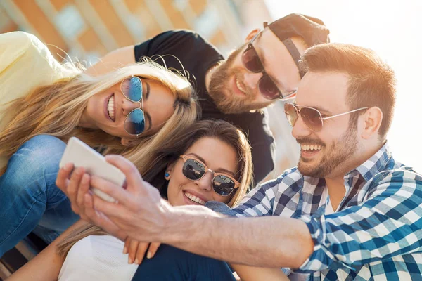 Arkadaşlar dışarıda eğleniyor.