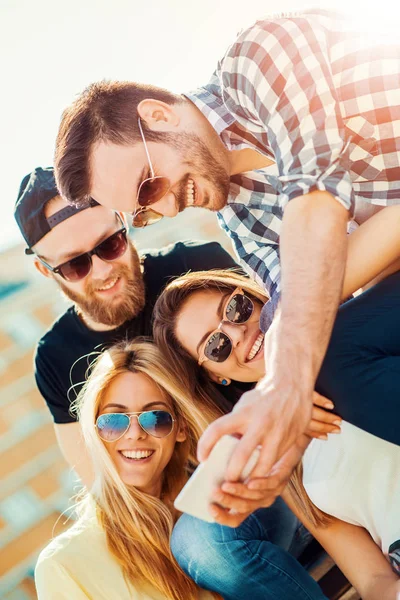 arkadaşlar selfie alarak