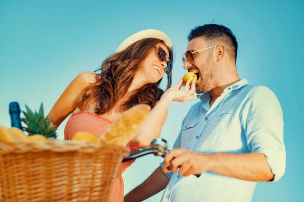 Pareja en el parque en el picnic — Foto de Stock